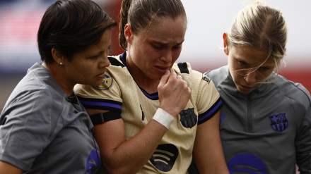 La delantera del FC Barcelona Ewa Pajor (c) se retira del terreno de juego lesionada ante el Atlético de Madrid durante el partido de la Primera Division femenina disputado en el Centro Deportivo de Alcalá de Henares, Madrid este domingo. EFE/ Daniel González