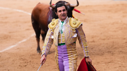 El diestro Morante de la Puebla durante el festejo taurino de la Feria de Otoño celebrado este domingo en la plaza de Las Ventas, en Madrid