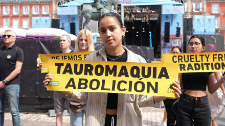 Manifestantes exigiendo la abolición de las corridas de toros en la Plaza Mayor de Madrid