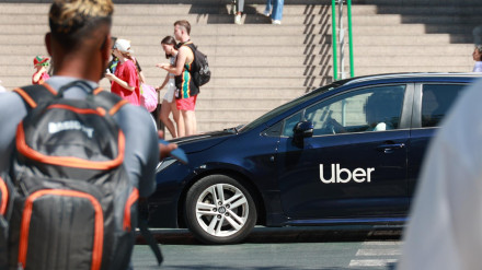 El Gobierno andaluz paraliza el "crecimiento descontrolado" de solicitudes de VTC, especialmente de vehículos eléctricos, para evitar más contaminación y atascos