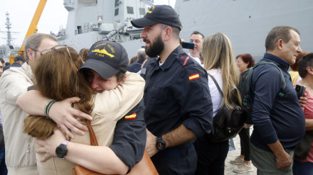 Integrantes de la dotación fueron recibidos por familiares a pie de dársena