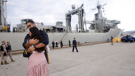 Una mujer despide a uno de los integrantes de la tripulación del buque 'Cantabria',