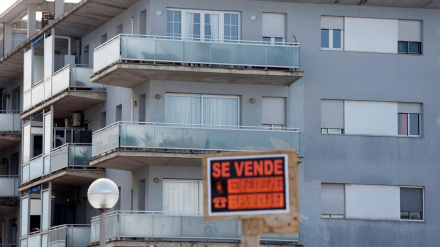 Cartel de Se Vende en un edificio de pisos