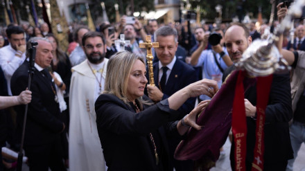 La Alcadesa, Marifrán Carazo, impone la Medalla de Oro de la Ciudad a la Cofradía del Rescate