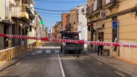 Calle cortada por el derrumbe de la finca en Massarojos