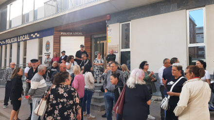Vecinos de los barrios de San Cristóbal y San Diego ante el cuartelillo cerrado de la Policía Local