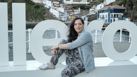 Carolina Castro Fernández junto a las letras de Cudillero