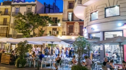 Aprobada la ZAS del Casco Antiguo: menos mesas, menos ruido y más control policial