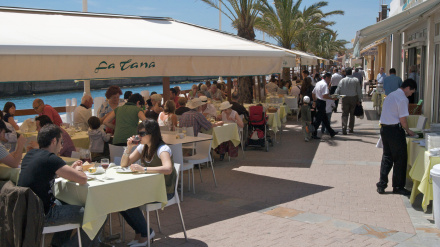 Cenas en los restaurantes del puerto de Cabo de Palos, Murcia