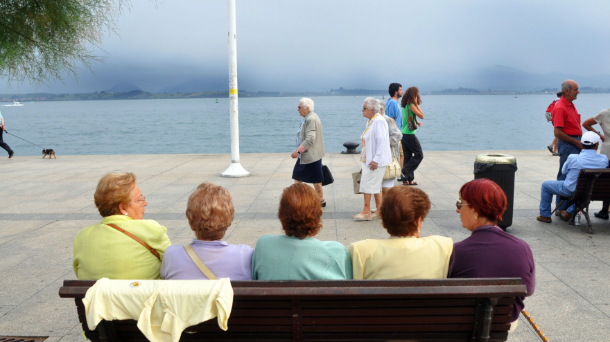 Mujer mayor paseando por el paseo marítimo de Santander