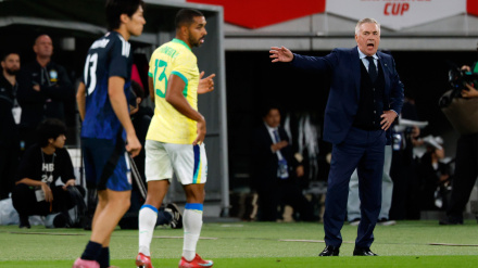 Carlo Ancelotti da órdenes desde el banquillo durante el partido amistoso entre Brasil y Japón