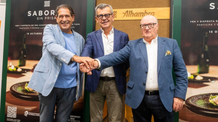 Desde la izquierda, el jefe de Ventas de Hostelería Sur de Mahou San Miguel, David Matas, el concejal de Cultura y Turismo de Granada, Juan Ramón Ferreira, y el presidente de la Federación Provincial de Empresas de Hostelería y Turismo, Gregorio García