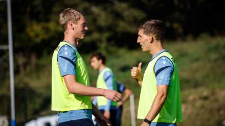 Oskarsson y Aihen Muñoz hablan durante una sesión de entrenamiento de la Real Sociedad