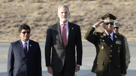 El Rey Felipe VI (c) a su llegada al aeropuerto internacional Alfredo Rodríguez Ballón este martes, en Arequipa (Perú)