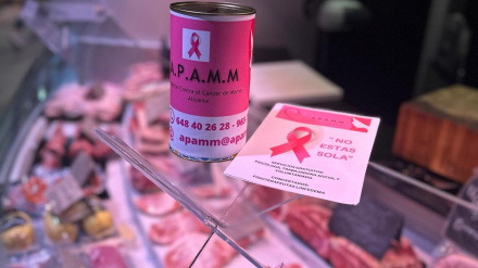 Los mercados de Alicante ponen su granito de arena por la salud de las mujeres