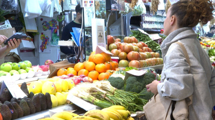 Clientes y vendedores del mercado de Ruzafa en Valencia valoran la bajada del IPC