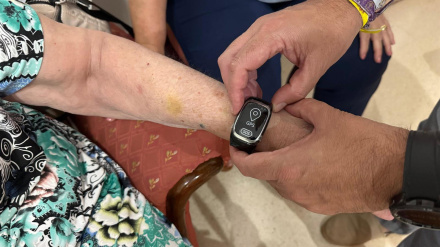 Relojes Geolocalizadores Mairena del AlcorLa Delegación de Servicios Sociales e Igualdad del Ayuntamiento de Mairena del Alcor (Sevilla) ha puesto en marcha un proyecto piloto pionero que dotará de 60 relojes geolocalizadores a personas mayores dependientes del municipio, con el objetivo de reforzar su seguridad, autonomía y atención personalizada.POLITICA ANDALUCÍA ESPAÑA EUROPA SEVILLAAYTO.DE MAIRENA DEL ALCOR