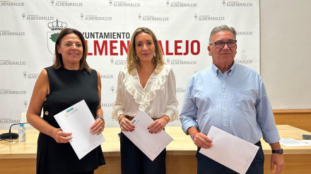La concejala Josefina Barragán; la directora de Urvipexsa, Marta Herrera; y el alcalde de Almendralejo, José María Ramírez