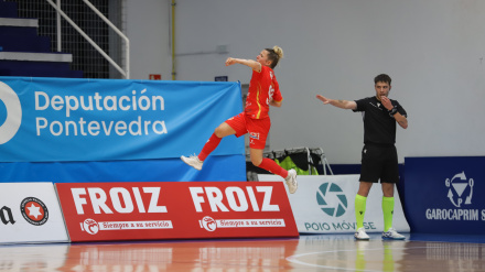 Rafa Pato celebra uno de los goles del Poio frente al Chiloeches