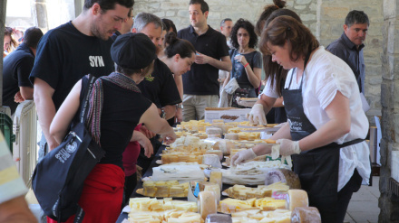 Degustación popular de quesos en ediciones anteriores