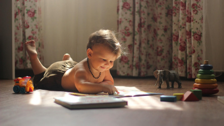 Niño leyendo un cuento