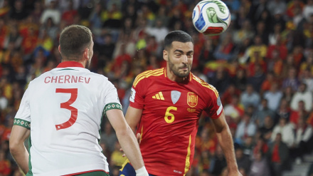 Mikel Merino remata de cabeza durante el partido entre España y Bulgaria de este martes.