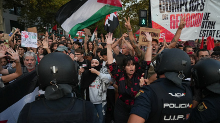 Decenas de personas durante las movilizaciones por la celebración del partido de baloncesto entre el Valencia Basket y el Hapoel Tel Aviv israelí, frente al Roig Arena, a 16 de octubre de 2025, en Valencia, Comunidad Valenciana (España). El movimiento BDS de apoyo a Palestina ha convocado movilizaciones organizadas en cuatro columnas ante el Roig Arena, donde se disputa el partido entre el  Valencia Basket  contra el Hapoel Tel Aviv israelí. Previamente solicitaron la cancelación del partido, pero finalmente se celebra a puerta cerrada.Eduardo Manzana / Europa Press15 OCTUBRE 2025;MOVILIZACIONES;VALENCIA;PALESTINA;ROIG ARENA;BALONCESTO;ISRAEL;15/10/2025
