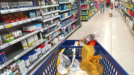 Un carrito de compra en un supermercado de Huelva