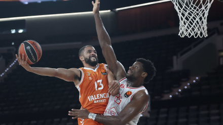 Thompson intenta superar la defensa de Oturu
