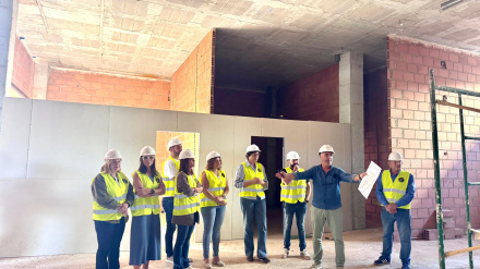 La alcaldesa y concejales del gobierno atienden las explicaciones de uno de los técnicos de la obra