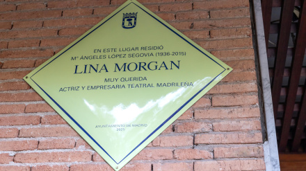 Placa de Lina Morgan en la calle de Samaria