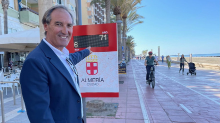 El concejal de Ciudad Activa, Movilidad Urbana y Deporte del Ayuntamiento de Almería, Antonio Casimiro, señala el nuevo contador de bicicletas instalado en el Paseo Marítimo de Almería.POLITICA ANDALUCÍA ESPAÑA EUROPA ALMERÍA DEPORTES SOCIEDADAYUNTAMIENTO DE ALMERÍA