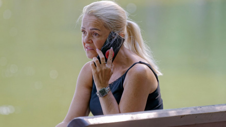 Una mujer habla por teléfono