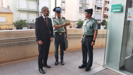 El delegado del Gobierno, el coronel jefe y jefe de la Compañía de Lorca a las puertas de la casa cuartel