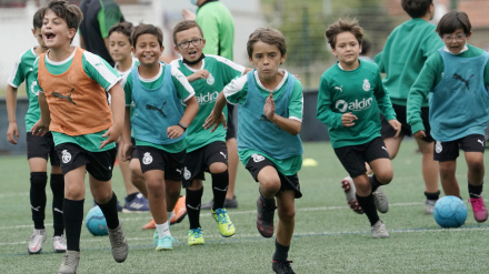 Niños corriendo felices en el Racing
