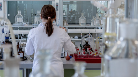 Una médico trabajando en el laboratorio