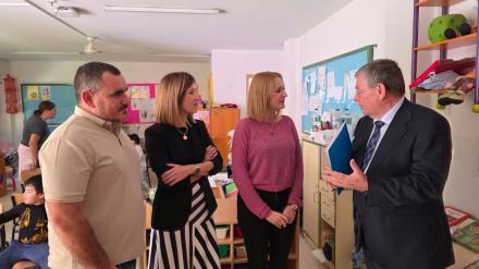 Noelia salas, de rosa, en el momento en el que le fue comunicado que era la ganadora del Premio CERM