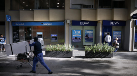 Vista de una oficina del Banco Sabadell junto a otra del BBVA en una calle de Barcelona