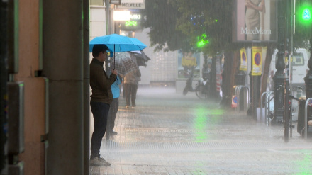 Una persona con un paraguas por el episodio de lluvias