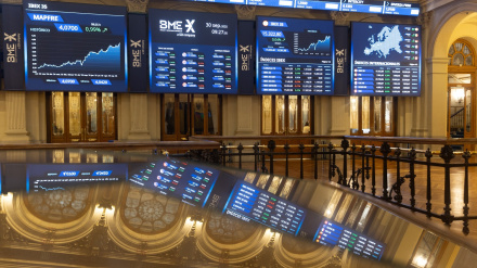 (Foto de ARCHIVO)Paneles digitales en el Palacio de la Bolsa de Madrid, a 30 de septiembre de 2025, en Madrid (España).  El Ibex 35 ha iniciado la sesión de hoy, última del mes de septiembre, con una ligera bajada del 0,06%, lo que ha llevado al selectivo madrileño a mantener la cota psicológica de los 15.300 enteros y situarse en los 15.307,5 puntos hacia las 9.00 horas.Eduardo Parra / Europa Press30/9/2025