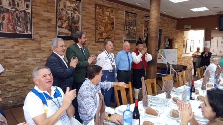 José Antonio Celis, director general de Hostelería y Turismo de Oviedo, Noé Vega, concejal de de RRHH de Avilés, Miguel Ángel de Dios, cofrade mayor de la Cofradía del Desarme, Justo García, propietario del Yumay y 'El Pravianu' durante un momento del acto