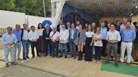 Amigos, colaboradores y representantes de la sociedad jiennense compartieron risas y buenos momentos en el recinto ferial