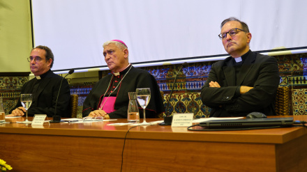 Monseñor Zornoza (centro) en el comienzo del curso