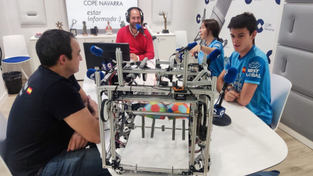 Iria Aparicio, Alejandro Alday y Pablo Aragón, junto a su robot en el estudio de COPE Navarra.