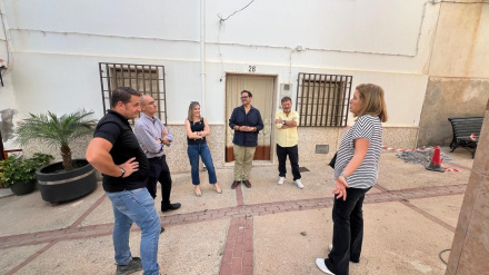 La calle Peñuelas de Ítrabo renueva la red de saneamiento y abastecimiento