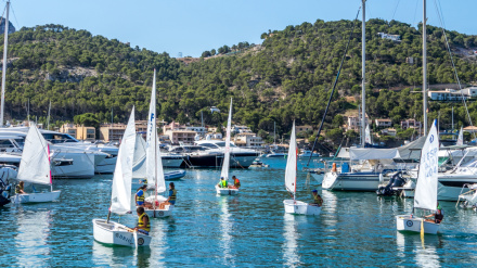 Imagen de entrenamiento de los alumnos del Club de Vela Port d'Andratx