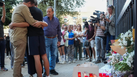 Concentración frente a la vivienda de Sandra PeñaVarios centenares de familiares de menores escolarizados en el colegio Irlandesas Loreto de Sevilla se han concentrado este viernes en una plaza cercana a la vivienda de la joven de 14 años que este miércoles se precipitó desde un balcón en la calle Rafael Laffón, en la que han rendido homenaje a la menor y han denunciado presuntos casos de acoso escolar en el centro.POLITICA MARIA JOSÉ LÓPEZ - EUROPA PRESS