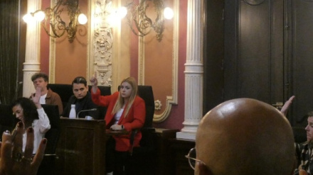 Concejalas del PSOE de Ourense levantan la mano en el pleno para apoyar la propuesta de Democracia Ourensana