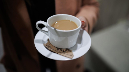 04/04/2024 Un café durante un encuentro informativo de Europa Press sobre las elecciones europeas, en la Universidad CEU San Pablo, a 4 de abril de 2024, en Madrid (España). El encuentro se sitúa dentro de 'mUÉvete, es tu EUropa' bajo el título 'Elecciones europeas: juntos decidimos el futuro de Europa'.ECONOMIA Alejandro Martínez Vélez - Europa Press