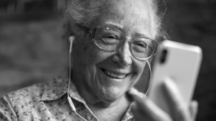 Una mujer utiliza su teléfono móvil